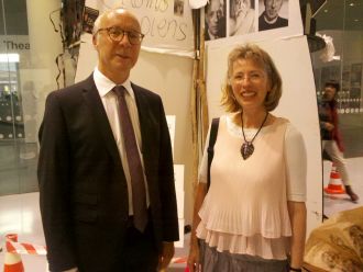 Bild des Kulturdezernenten der Stadt Koblenz Detlef Knopp mit Charlotte Esch im Mittelrheinmuseum