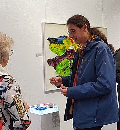 Im Zwiegespräch vor einem Ausstellungsstück