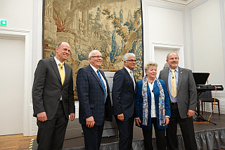 Gruppenfoto der Buschdorfer Organisatoren mit OB Ashok Sridharan