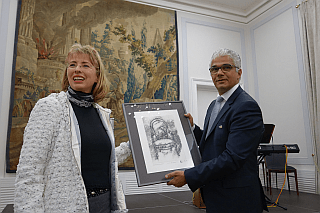 Charlotte Esch überreicht Oberbürgermeister Ashok Sridharan ihr Bild
