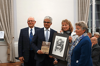 Gruppenfoto mit Charlotte Esch, Oberbürgermeister Ashok Sridharan und Herr und Frau Reindl