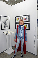 Charlotte Esch nimmt am Stand ihrer Galeristin Rosemarie Bassi an der Kölner Liste teil