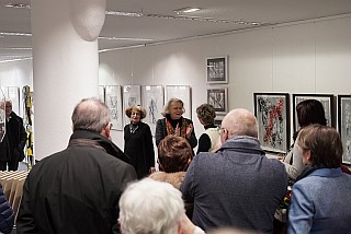 Die Besucher hören Rosemarie Bassi zu