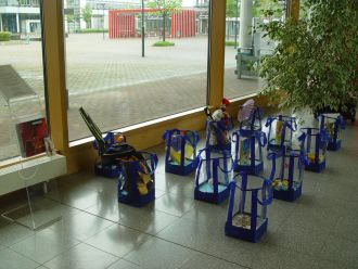 Installation der Gepackten Taschen von Charlotte Esch in der Hochschule Bonn-Rhein-Sieg