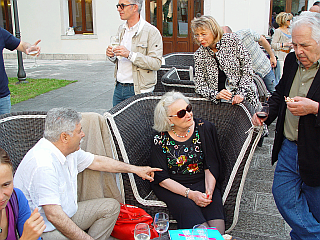 Bpris Brollo, Charlotte Esch und Rosemarie Bassi sind im Gespräch