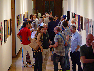 Die Kunstwerke werden den Besuchern im Kloster präsentiert