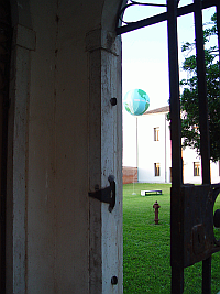 Der Ballon schwebt über der Bank im Klostergarten