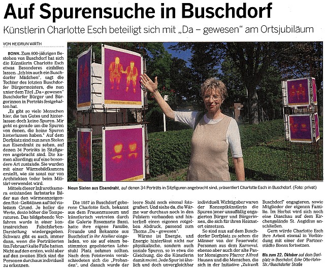 Zeitungsartikel mit Bild an den Stelen mit Charlotte Esch