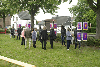 Rundgang über den Dorfplatz