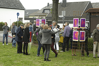 Charlotte Esch mit Freunden und Freude bei der Vernissage