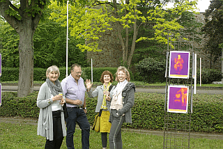 Charlotte Esch mit Freunden und Freude bei der Vernissage